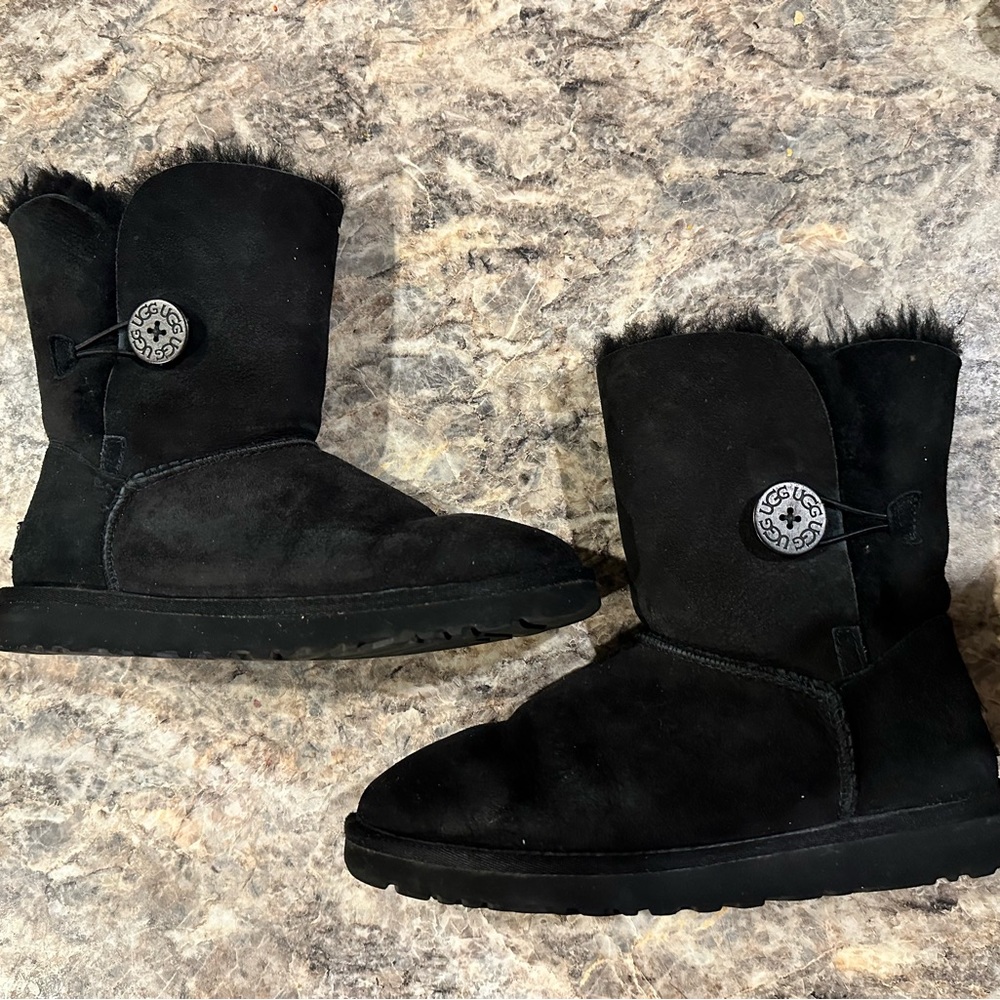 Ugg Bailey Button Black